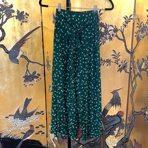 FAITHFUL THE BRAND Green Floral Split Leg Capris | Size 4